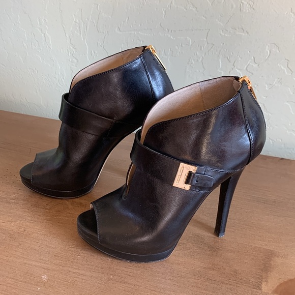 Michael Kori’s Womens Black Leather High Heel Stiletto Booties sz 6.5 - Picture 4 of 7